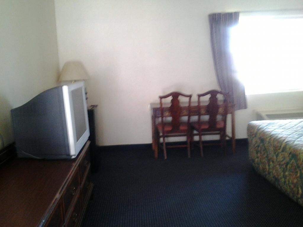 Budget Inn Tulare Room photo