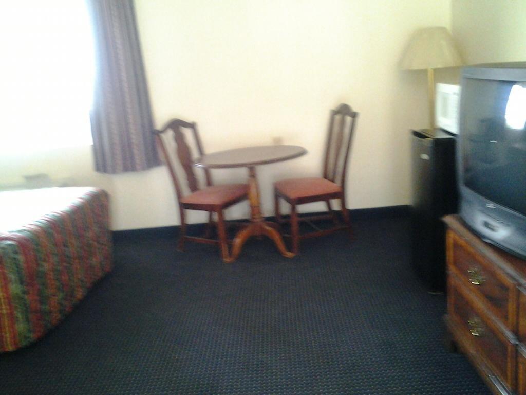 Budget Inn Tulare Room photo