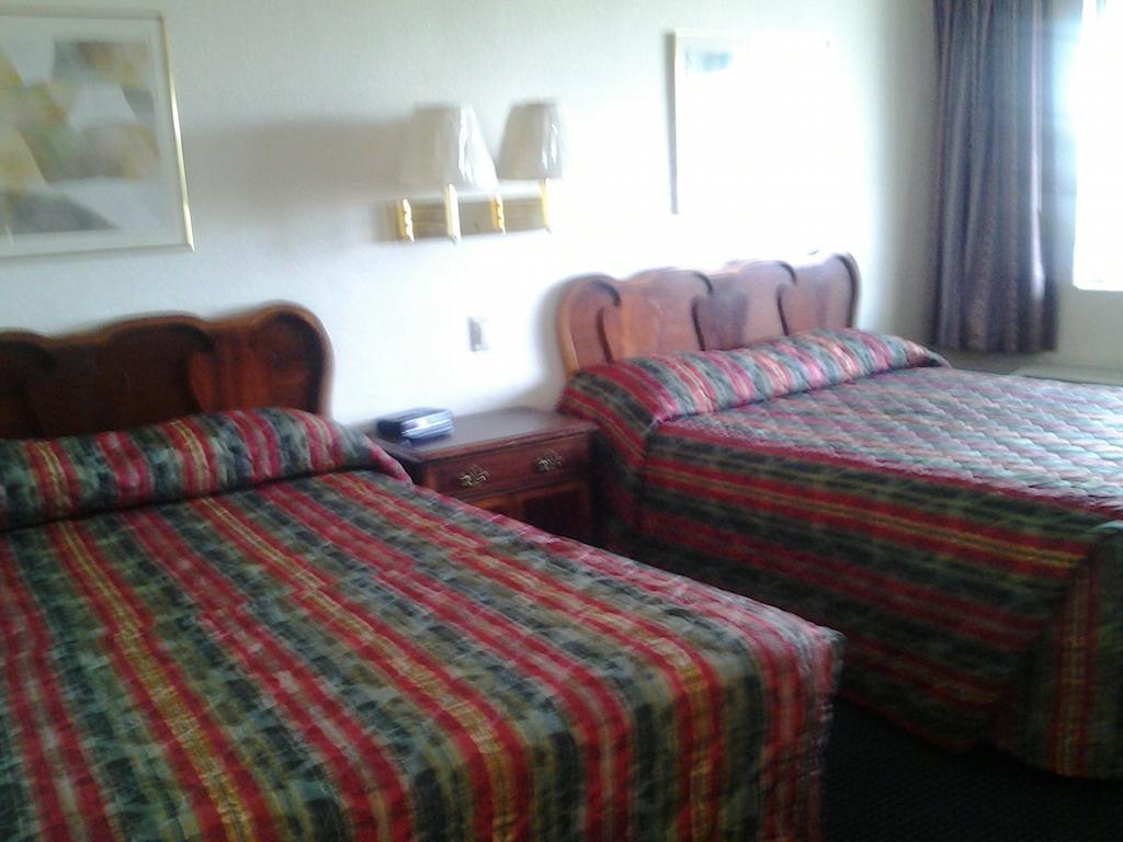 Budget Inn Tulare Room photo